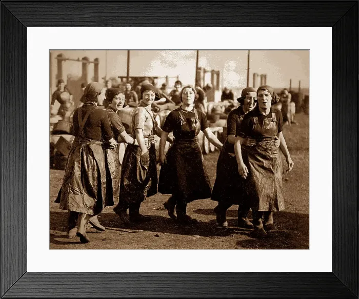 Framed Print : Scottish fisher girls (herring gutters and packers) Framed Print : Scottish fisher girls (herring gutters and packers)