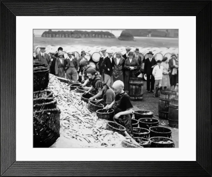 Framed Print : Great Yarmouth, Scottish Fisher Girls