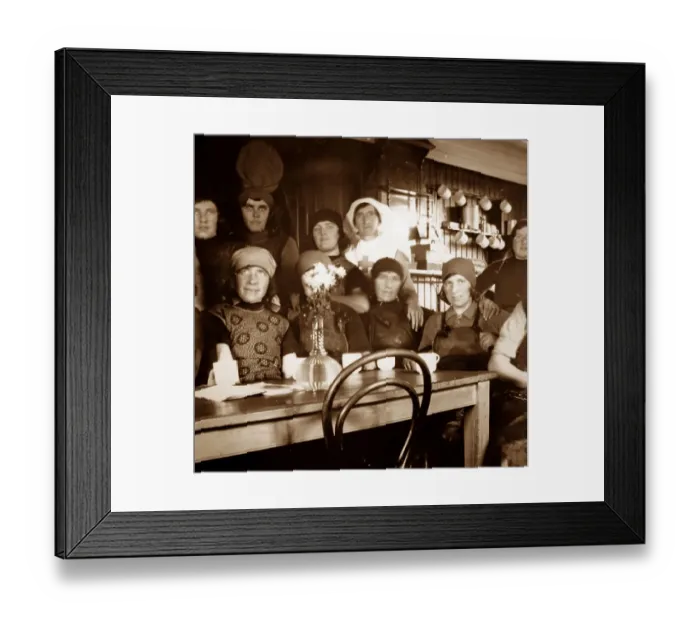 Framed Print : Scottish fisher girls (herring gutters and packers) Framed Print : Scottish fisher girls (herring gutters and packers)