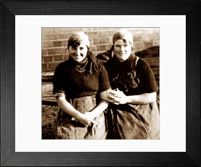 Framed Print : Scottish fisher girls (herring gutters and packers) Framed Print : Scottish fisher girls (herring gutters and packers)