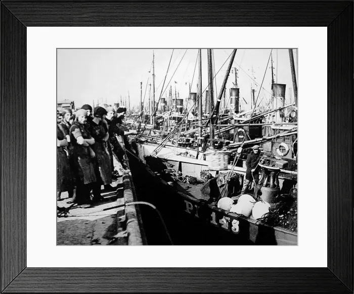 Framed Print : Great Yarmouth, Scottish Fisher Girls Framed Print : Great Yarmouth, Scottish Fisher Girls