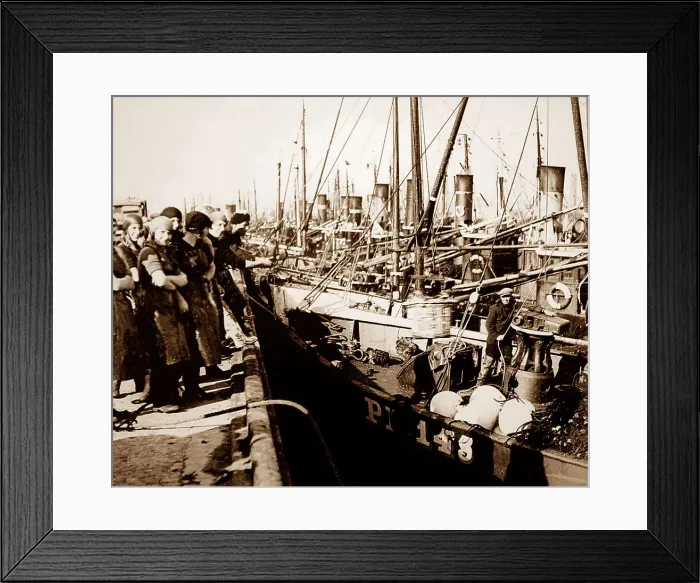 Framed Print : Scottish fisher girls (herring gutters and packers) Framed Print : Scottish fisher girls (herring gutters and packers)