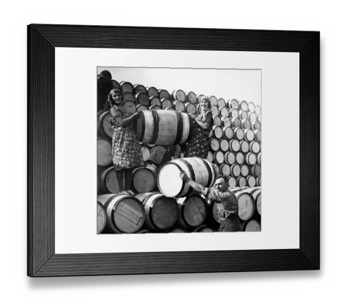 Framed Print : Great Yarmouth, Scottish Fisher Girls Framed Print : Great Yarmouth, Scottish Fisher Girls