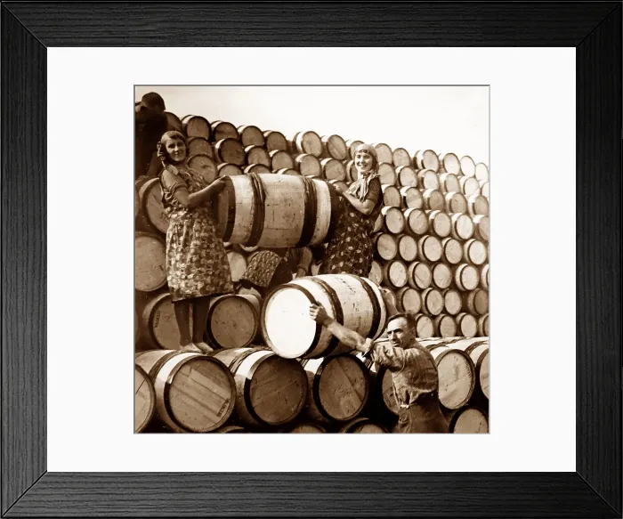 Framed Print : Scottish fisher girls (herring gutters and packers) Framed Print : Scottish fisher girls (herring gutters and packers)