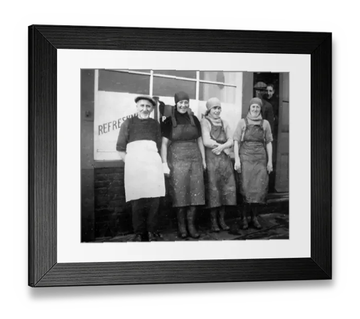 Framed Print : Great Yarmouth, Scottish Fisher Girls Framed Print : Great Yarmouth, Scottish Fisher Girls