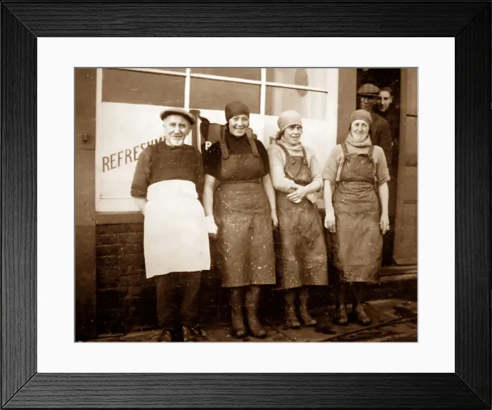 Framed Print : Scottish fisher girls (herring gutters and packers) Framed Print : Scottish fisher girls (herring gutters and packers)