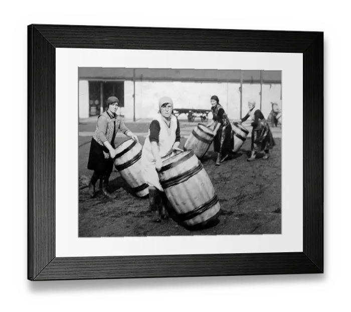 Framed Print : Great Yarmouth, Scottish Fisher Girls Framed Print : Great Yarmouth, Scottish Fisher Girls