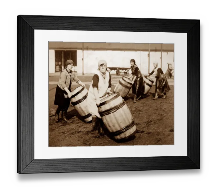 Framed Print : Scottish fisher girls (herring gutters and packers) Framed Print : Scottish fisher girls (herring gutters and packers)