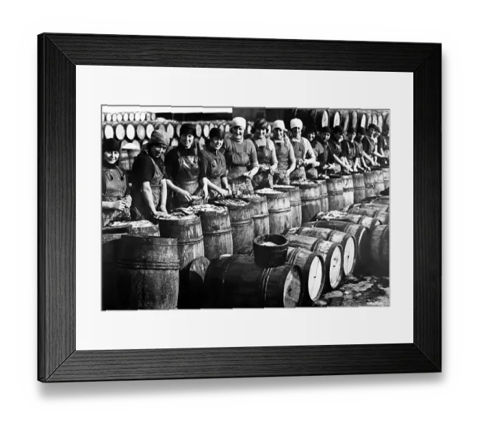 Framed Print : Great Yarmouth, Scottish Fisher Girls Framed Print : Great Yarmouth, Scottish Fisher Girls