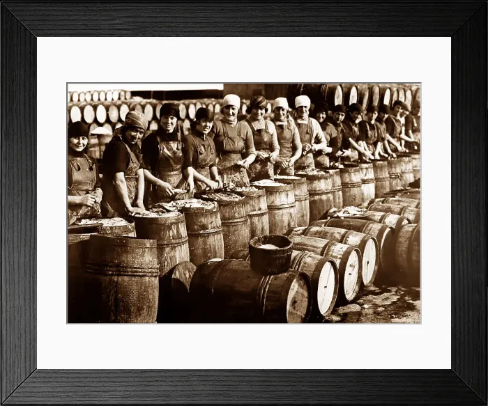 Framed Print : Scottish fisher girls (herring gutters and packers) Framed Print : Scottish fisher girls (herring gutters and packers)