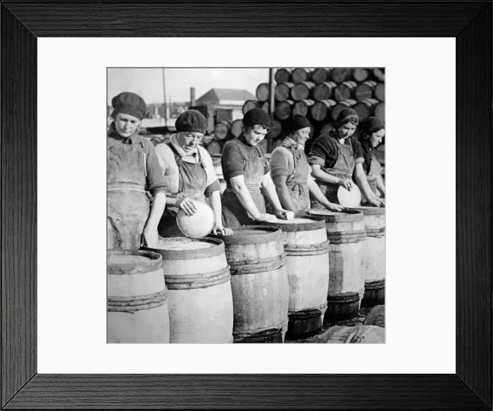 Framed Print : Great Yarmouth, Scottish Fisher Girls Framed Print : Great Yarmouth, Scottish Fisher Girls
