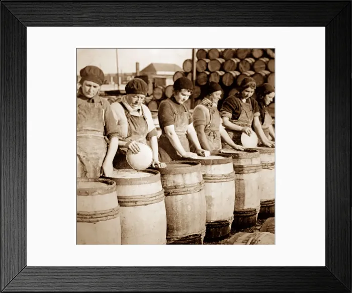Framed Print : Scottish fisher girls (herring gutters and packers) Framed Print : Scottish fisher girls (herring gutters and packers)