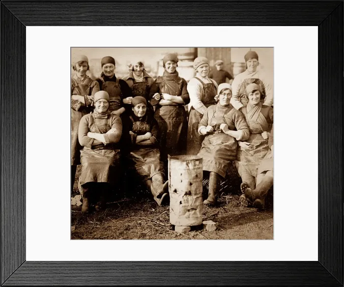 Framed Print : Scottish fisher girls (herring gutters and packers) Framed Print : Scottish fisher girls (herring gutters and packers)