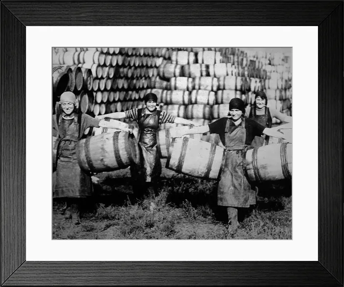 Framed Print : Great Yarmouth, Scottish Fisher Girls Framed Print : Great Yarmouth, Scottish Fisher Girls