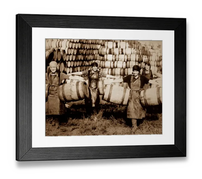 Framed Print : Scottish fisher girls (herring gutters and packers) Framed Print : Scottish fisher girls (herring gutters and packers)