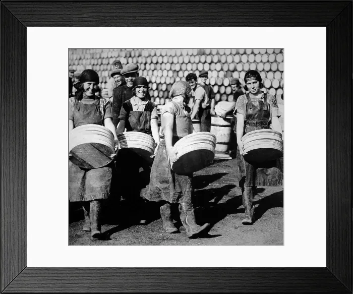 Framed Print : Great Yarmouth, Scottish Fisher Girls Framed Print : Great Yarmouth, Scottish Fisher Girls
