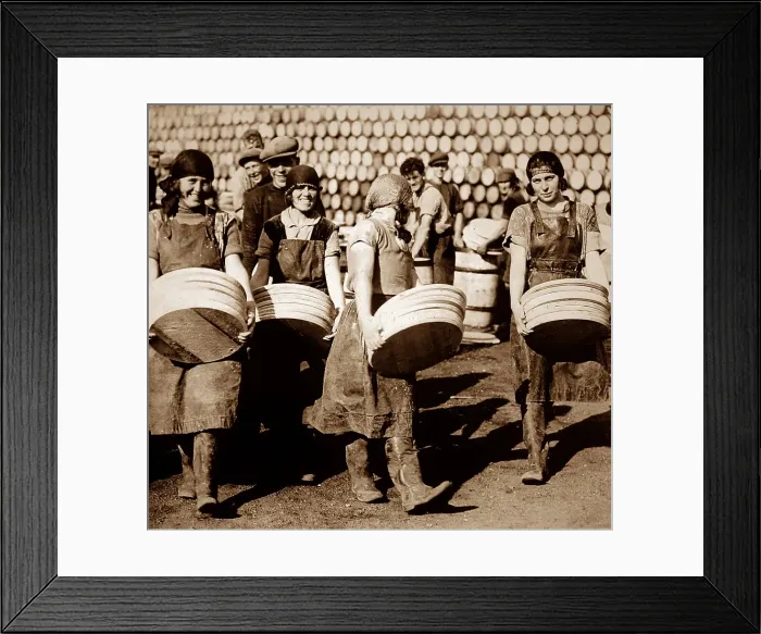 Framed Print : Scottish fisher girls (herring gutters and packers) Framed Print : Scottish fisher girls (herring gutters and packers)