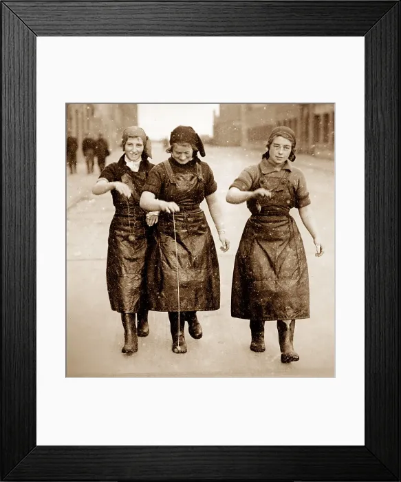 Framed Print : Scottish fisher girls (herring gutters and packers) Framed Print : Scottish fisher girls (herring gutters and packers)
