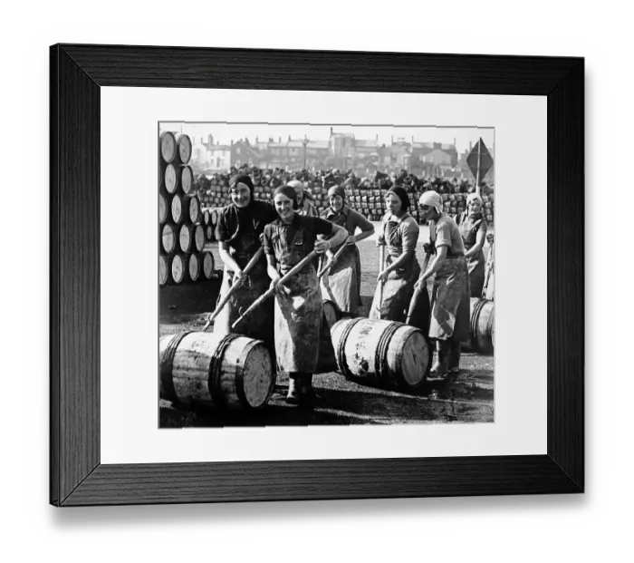 Framed Print : Great Yarmouth, Scottish Fisher Girls Framed Print : Great Yarmouth, Scottish Fisher Girls