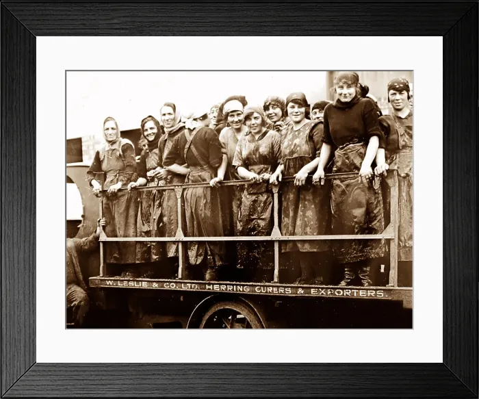 Framed Print : Scottish fisher girls (herring gutters and packers) Framed Print : Scottish fisher girls (herring gutters and packers)