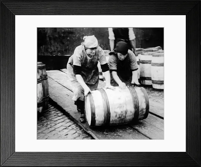 Framed Print : Great Yarmouth, Scottish Fisher Girls Framed Print : Great Yarmouth, Scottish Fisher Girls