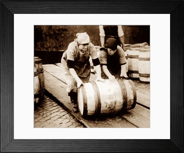 Framed Print : Scottish fisher girls (herring gutters and packers) Framed Print : Scottish fisher girls (herring gutters and packers)
