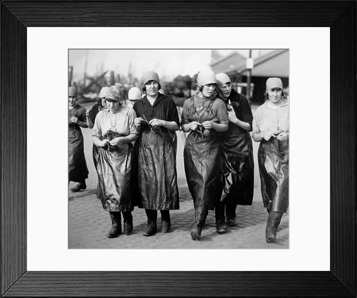 Framed Print : Great Yarmouth, Scottish Fisher Girls Framed Print : Great Yarmouth, Scottish Fisher Girls
