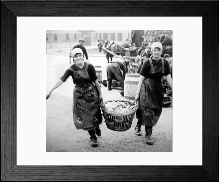 Framed Print : Great Yarmouth, Scottish Fisher Girls Framed Print : Great Yarmouth, Scottish Fisher Girls