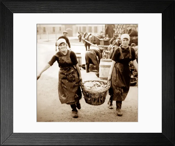 Framed Print : Scottish fisher girls (herring gutters and packers) Framed Print : Scottish fisher girls (herring gutters and packers)