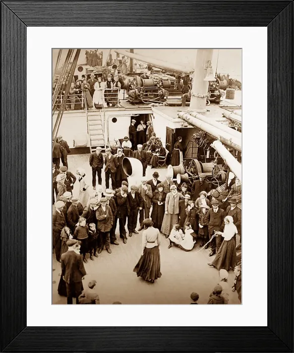 Framed Print : Emigrants on their way to Canada from Britain, early 1900s Framed Print : Emigrants on their way to Canada from Britain, early 1900s