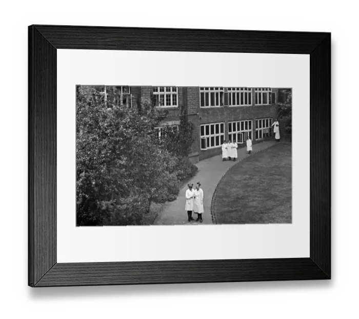 Framed Print : Women workers at Cadbury's factory, Bournville in the 1920s Framed Print : Women workers at Cadbury's factory, Bournville in the 1920s