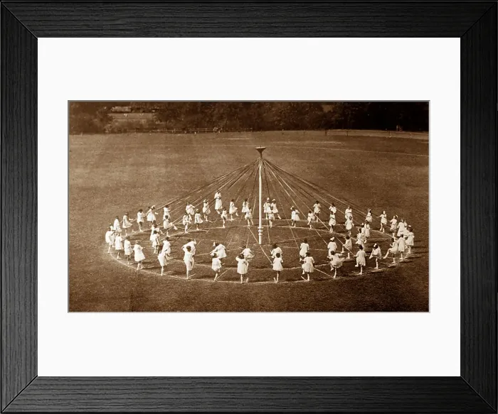 Framed Print : Maypole dancing, Bournville Village in the 1920s Framed Print : Maypole dancing, Bournville Village in the 1920s