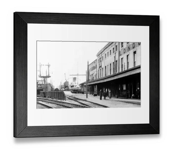 Framed Print : Station Hotel, Newhaven in 1927 Framed Print : Station Hotel, Newhaven in 1927