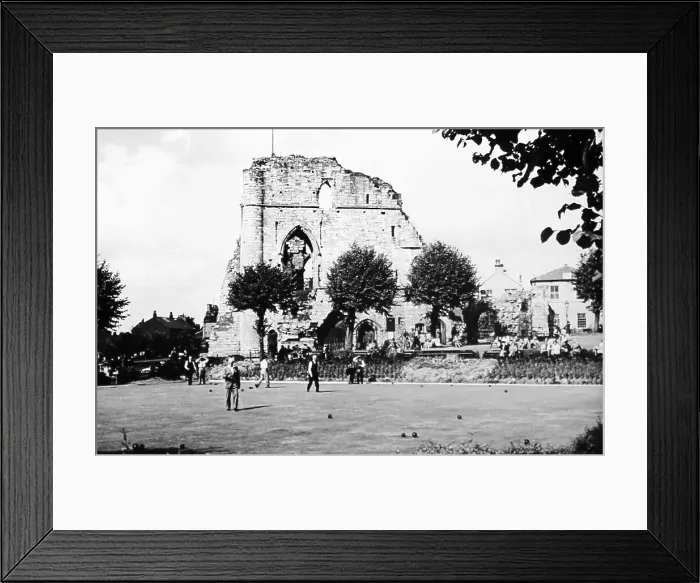 Framed Print : Playing bowls at Knaresborough Castle in the 1930s Framed Print : Playing bowls at Knaresborough Castle in the 1930s