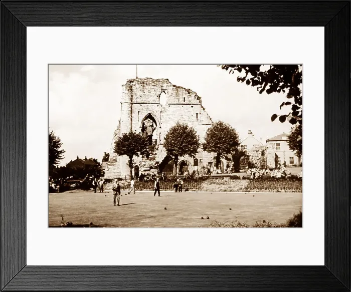 Framed Print : Knaresborough Castle in the 1930s Framed Print : Knaresborough Castle in the 1930s
