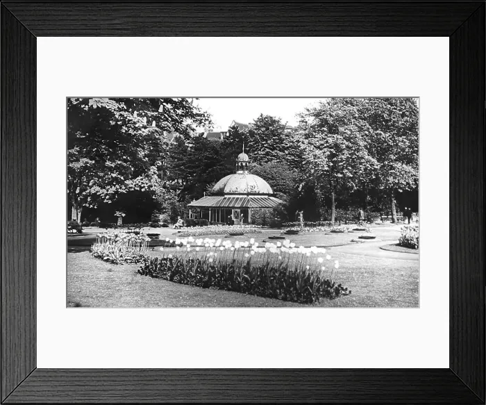 Framed Print : Valley Gardens, Harrogate in the 1930 / 40s Framed Print : Valley Gardens, Harrogate in the 1930 / 40s