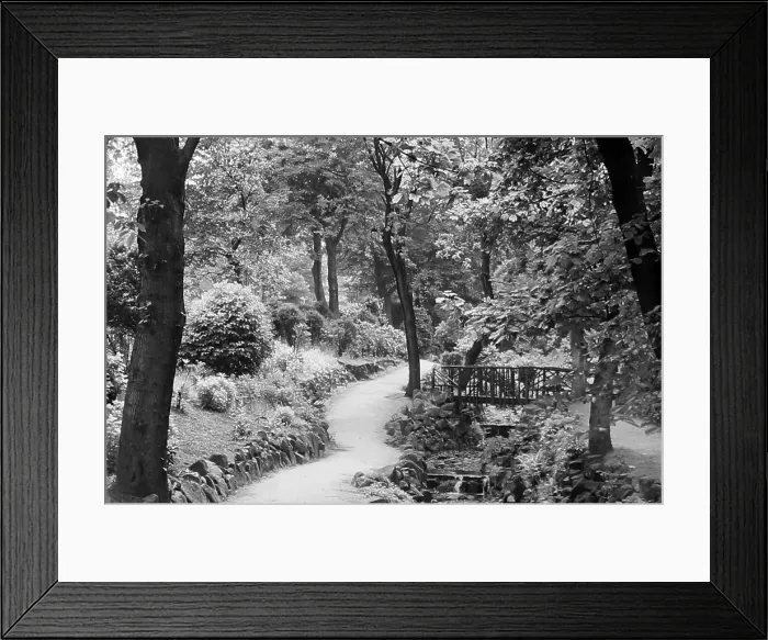 Framed Print : The Wells Walk, Ilkley in the 1930s Framed Print : The Wells Walk, Ilkley in the 1930s