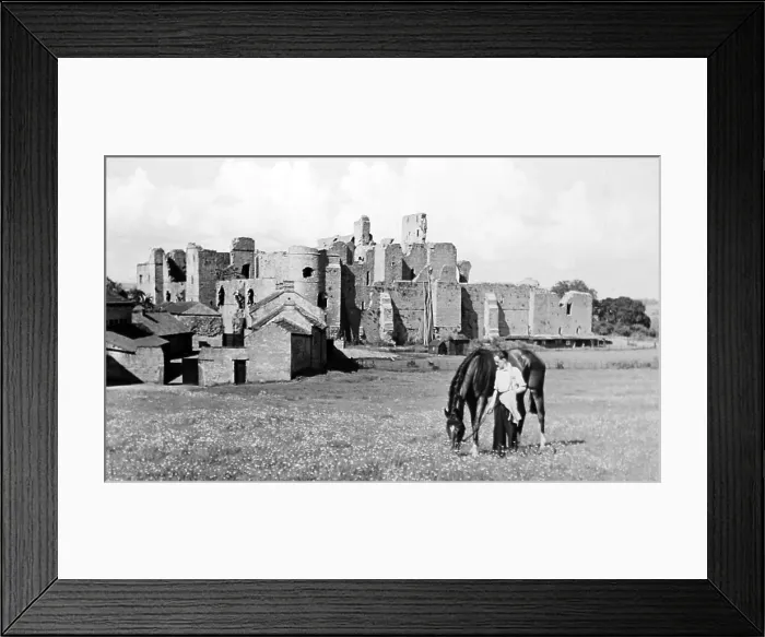 Framed Print : Middleham Castle in the 1930s Framed Print : Middleham Castle in the 1930s