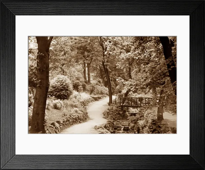 Framed Print : Wells Walk, Ilkley in the 1930s Framed Print : Wells Walk, Ilkley in the 1930s
