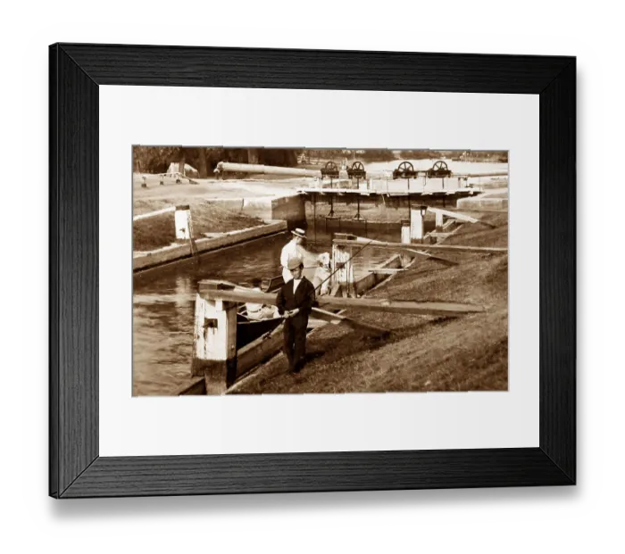 Framed Print : Shepperton Lock, River Thames Framed Print : Shepperton Lock, River Thames