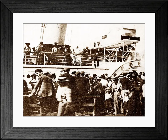 Framed Print : The London boat leaving Great Yarmouth, early 1900s Framed Print : The London boat leaving Great Yarmouth, early 1900s