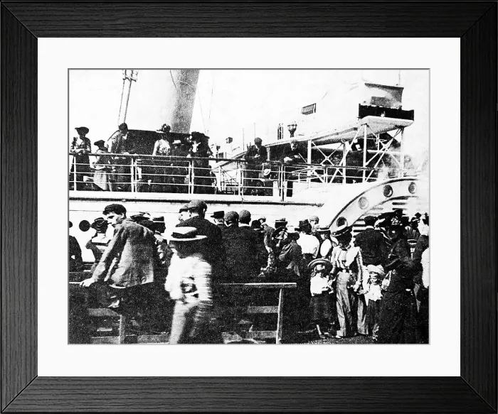Framed Print : The London boat leaving Great Yarmouth, early 1900s Framed Print : The London boat leaving Great Yarmouth, early 1900s