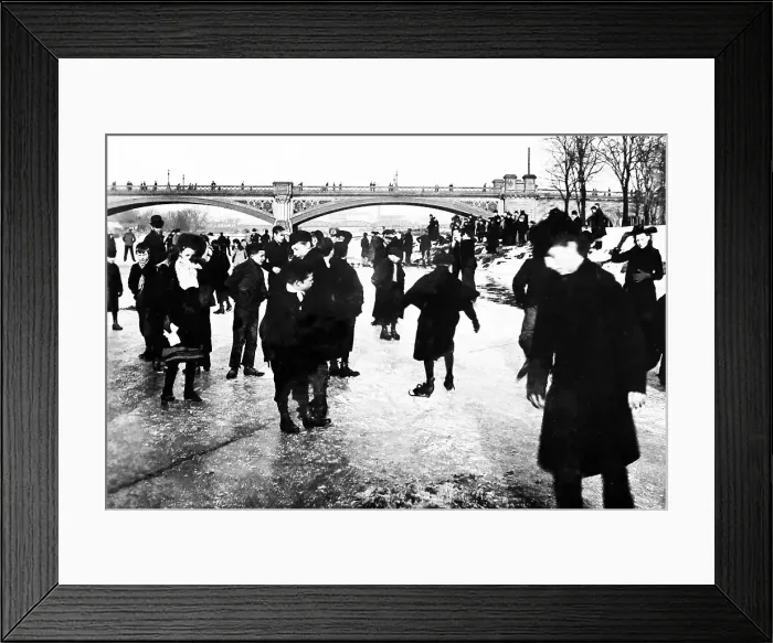 Framed Print : Skating on the River Trent at Trent Bridge, Nottingham Framed Print : Skating on the River Trent at Trent Bridge, Nottingham