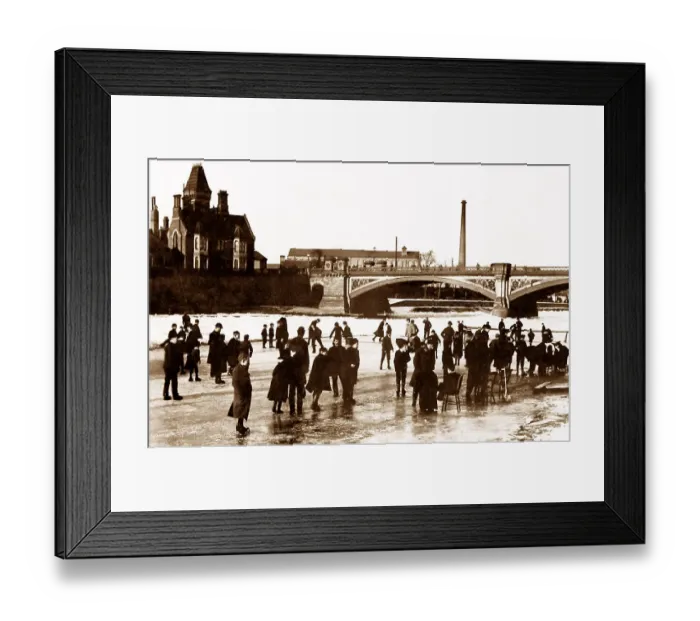 Framed Print : Skating on the River Trent at Trent Bridge, Nottingham Framed Print : Skating on the River Trent at Trent Bridge, Nottingham