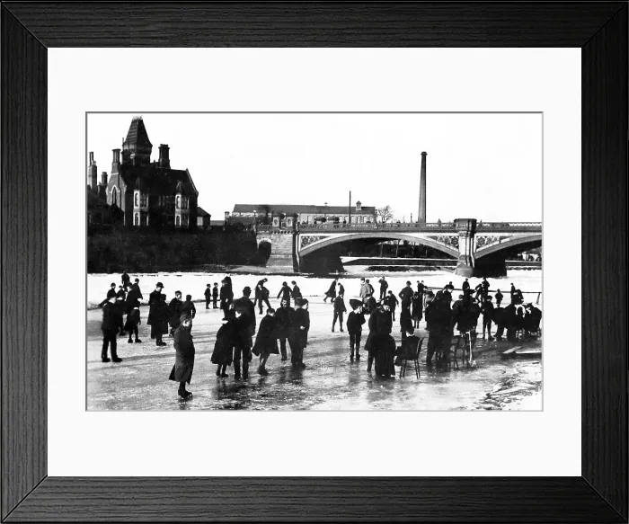 Framed Print : Skating on the River Trent at Trent Bridge, Nottingham Framed Print : Skating on the River Trent at Trent Bridge, Nottingham