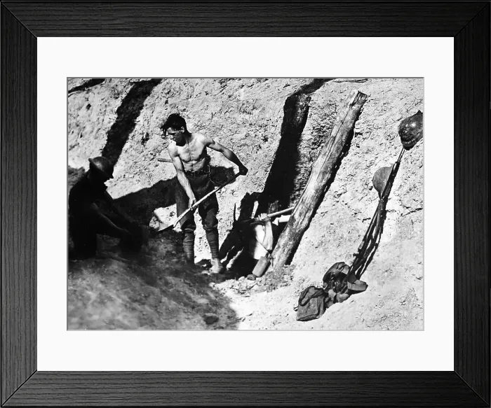 Framed Print : Sappers tunnelling at Hill 60, Ypres, - WW1 Framed Print : Sappers tunnelling at Hill 60, Ypres, - WW1
