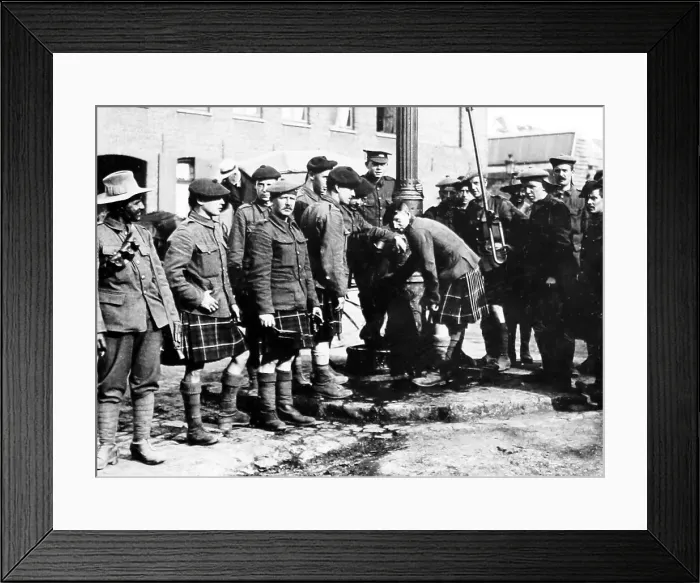 Framed Print : Seaforth Highlanders drinking water at La Gorgue - WW1 Framed Print : Seaforth Highlanders drinking water at La Gorgue - WW1