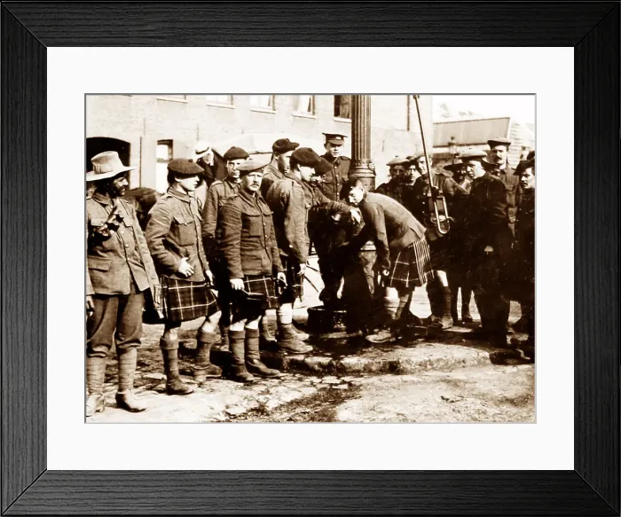 Framed Print : Seaforth Highlanders drinking water at La Gorgue - WW1 Framed Print : Seaforth Highlanders drinking water at La Gorgue - WW1