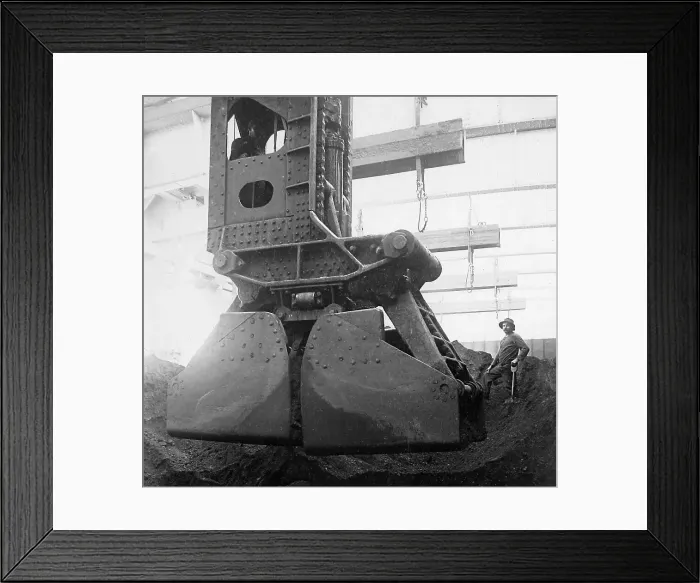 Framed Print : A Hughlett clam-shell hoist with a 12 ton bite Framed Print : A Hughlett clam-shell hoist with a 12 ton bite