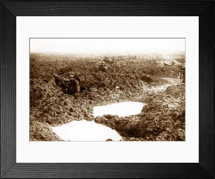 Framed Print : Canadian machine gunners, Passchendaele, Belgium Framed Print : Canadian machine gunners, Passchendaele, Belgium